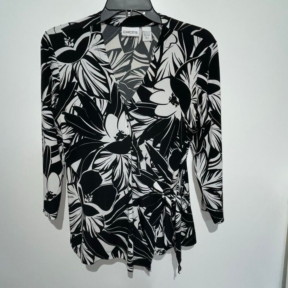 Chico's Women's Black White Floral 3/4 Sleeve Wrap Stretch Top Blouse Size 1